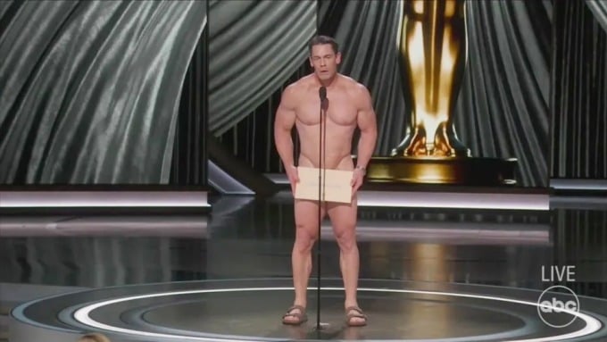 L'acteur John Cena remet le prix des meilleurs costumes aux Oscars 2024. Photo : ABC