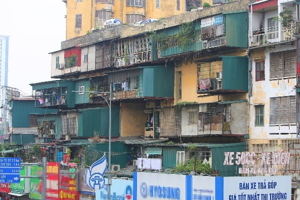 Dismantling the 'tiger cage', people open a second escape route when a fire or explosion occurs