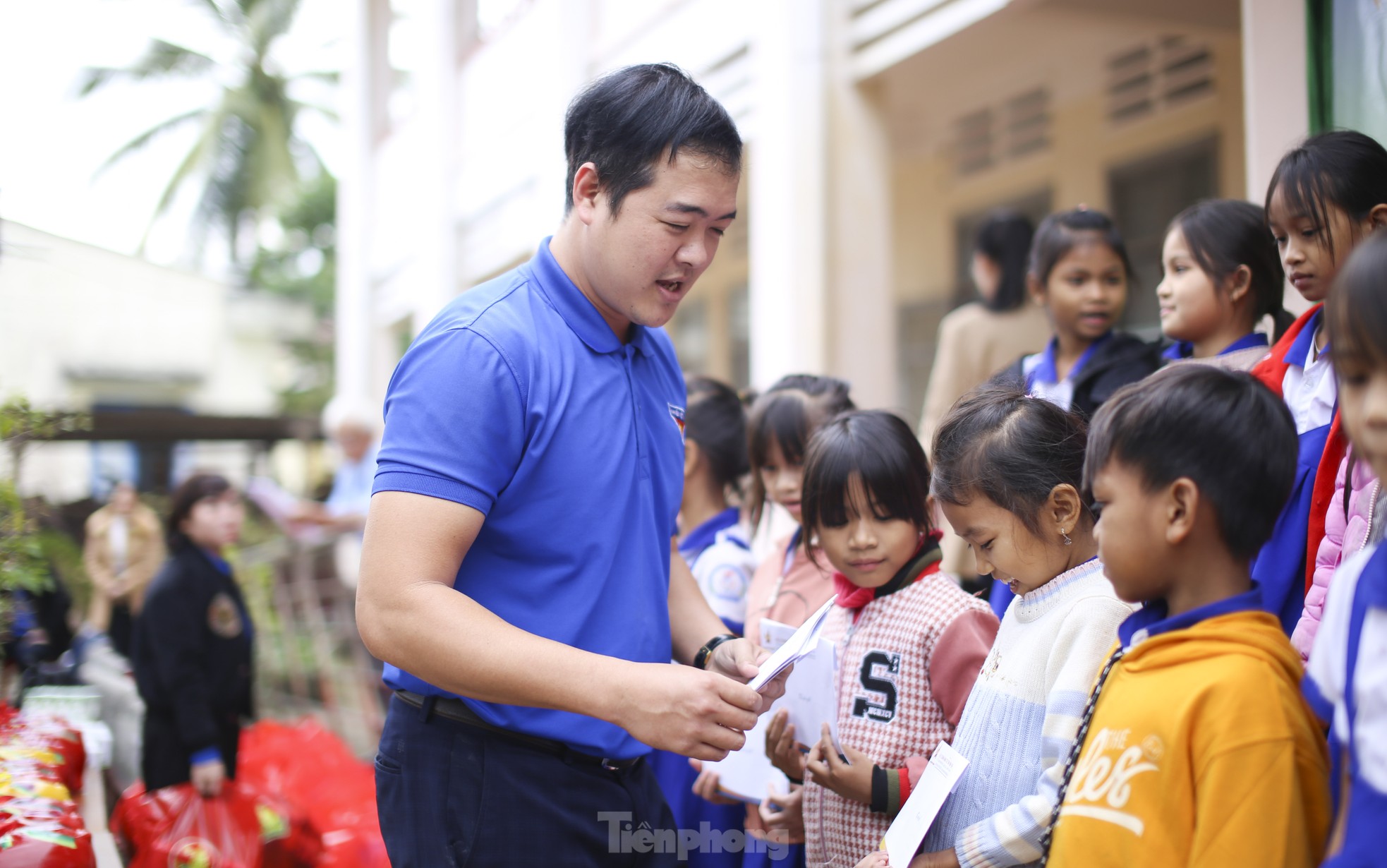 Lì xì heo đất cho thiếu nhi dân tộc có hoàn cảnh khó khăn ảnh 6