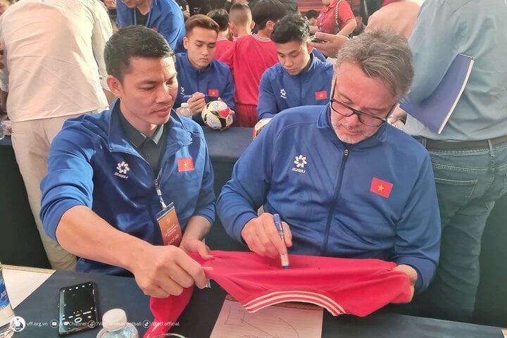 Coach Philippe Troussier signs shirts for fans. (Photo: VFF)