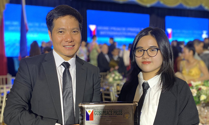 Teacher Manh and his daughter at the award ceremony on the evening of November 29 in Manila, Philippines. Photo: Character provided