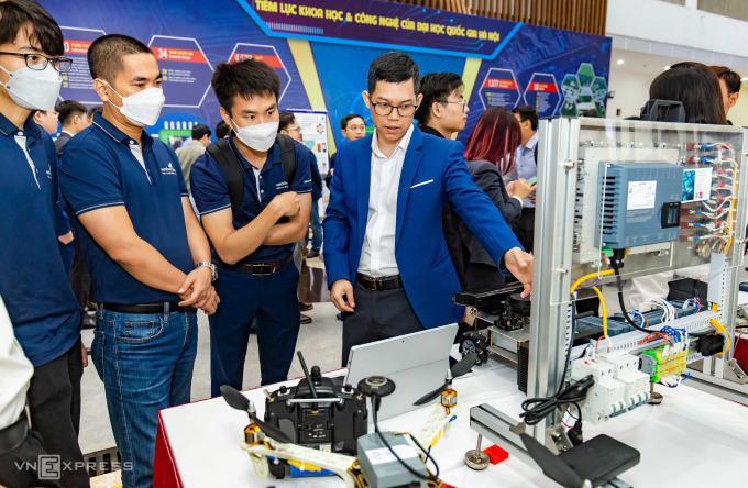 Exhibición de productos tecnológicos y aplicaciones de diseño de microchips y semiconductores del Laboratorio Clave de Sistemas Inteligentes e IoT, Escuela Internacional, Universidad Nacional de Vietnam, Hanoi. Foto: Tung Dinh