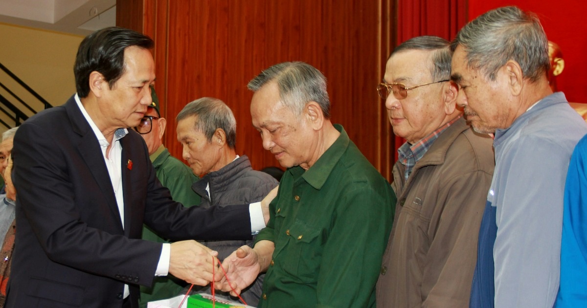 Minister Dao Ngoc Dung überreicht Geschenke an verdienstvolle Menschen und arme Haushalte in Thanh Hoa