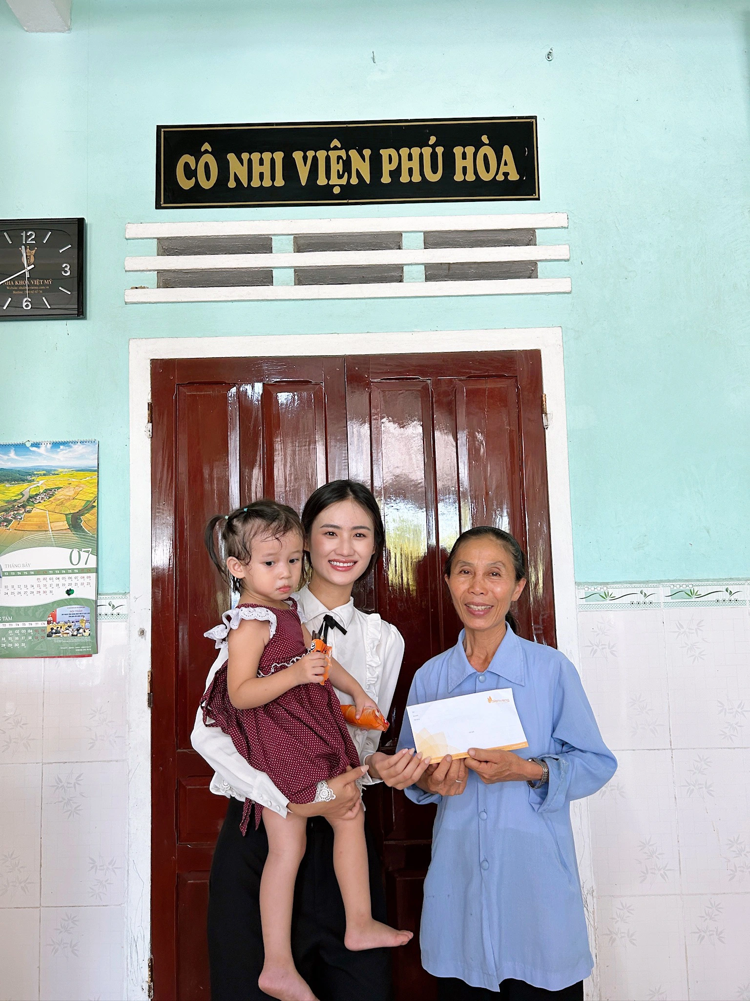 Ý Nhi thăm và ủng hộ Cô nhi viện Phú Hòa, Quảng Ngãi