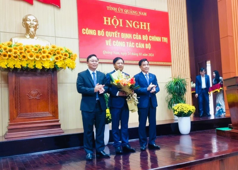 Phó Bí thư Thường trực Tỉnh ủy Quảng Nam Lê Văn Dũng và Chủ tịch UBND tỉnh Lê Trí Thanh chúc mừng tân Bí thư Tỉnh ủy Lương Nguyễn Minh Triết (ở giữa). Ảnh: Hoàng Bin. 