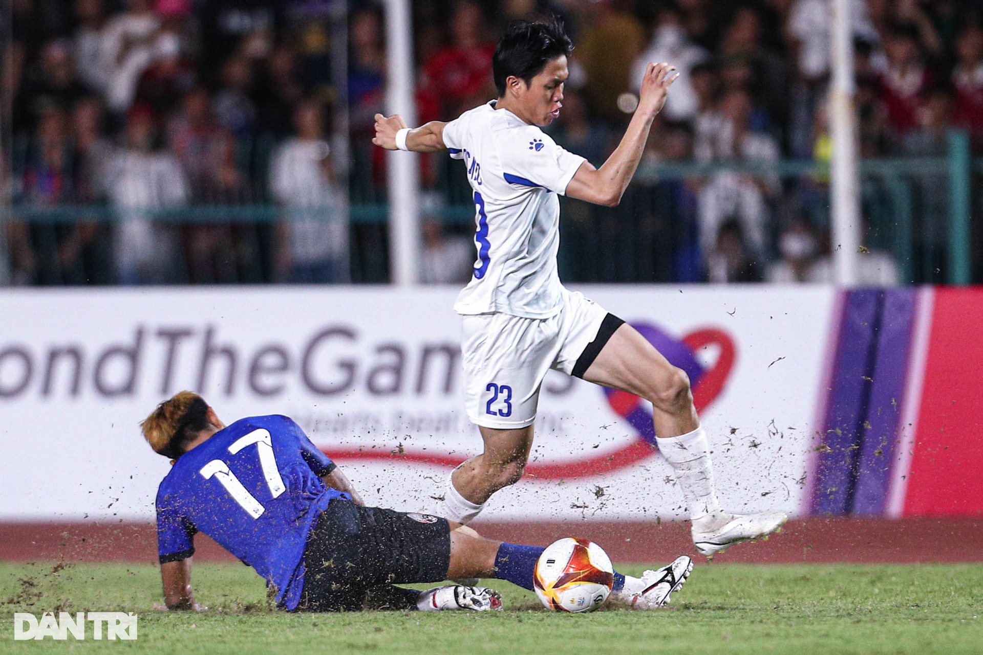 Cái cúi đầu tiếc nuối của Keisuke Honda khi Campuchia bị cầm hòa phút cuối - 9