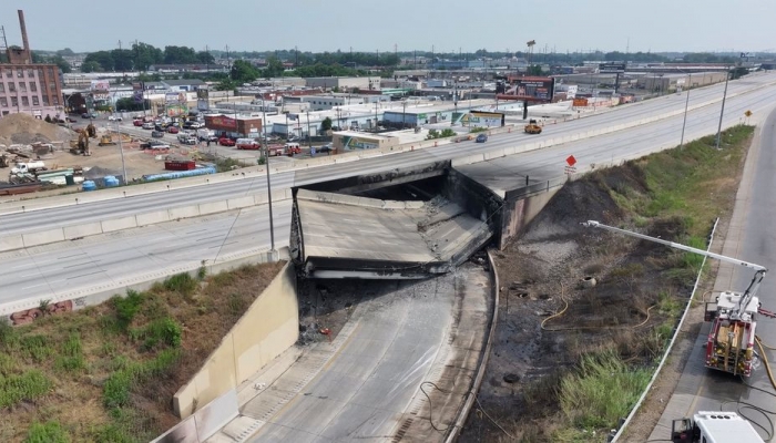 米国の高速道路崩落の瓦礫の中から遺体発見