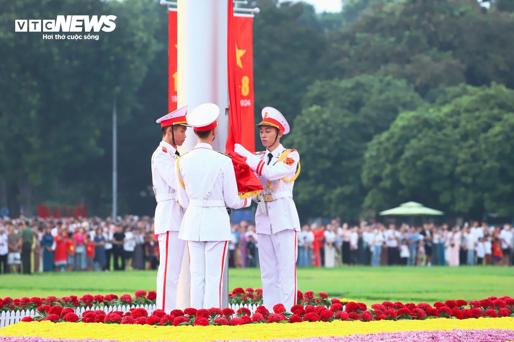 Thousands of people lined up from early morning to watch the flag-raising ceremony to celebrate National Day September 2 - 7