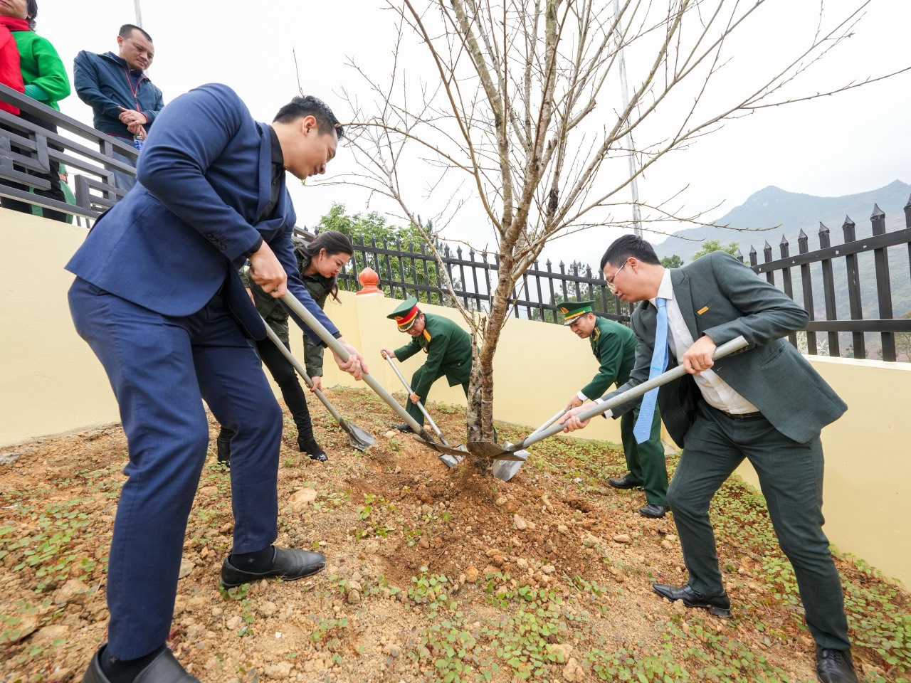 Xúc động giây phút khánh thành Nhà bia ghi danh 33 liệt sĩ Đồng Văn- Ảnh 8.