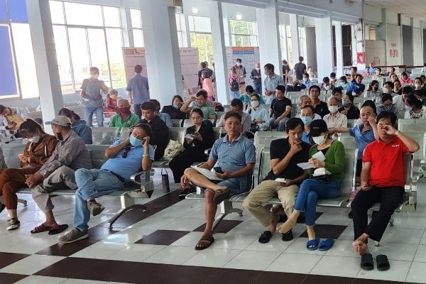 Saigon Station is bustling with passengers coming to buy train tickets for Tet Giap Thin 2024