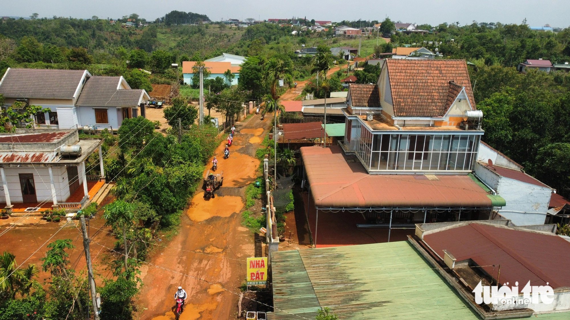 Đường liên xã Đắk N'đrung - Nâm N'jang (Đắk Song, Đắk Nông) dài 6km, đã được phê duyệt đầu tư 20 tỉ đồng để nâng cấp, nhưng phải tạm dừng do vướng quy hoạch bô xít. Đây chỉ là 1 trong hơn 1.000 dự án bị vướng quy hoạch tại Đắk Nông - Ảnh: L.P.