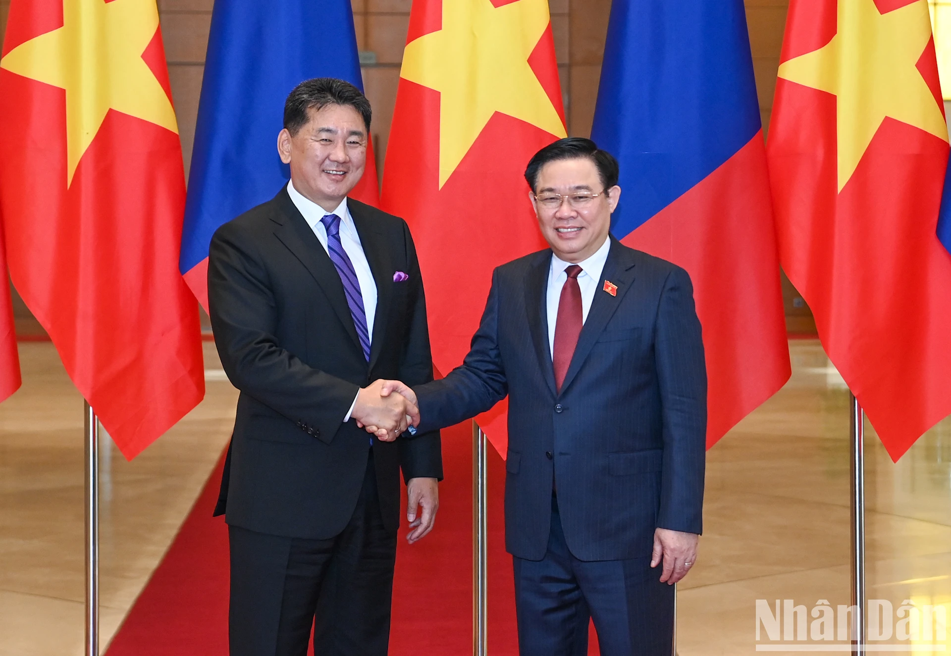 El presidente de la Asamblea Nacional, Vuong Dinh Hue, se reúne con el presidente de Mongolia, Ukhnaagiin Khurelsukh