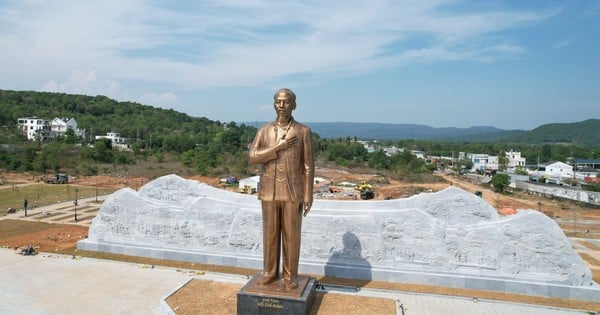 Statue de l'Oncle Ho à Phu Quoc avant le jour de l'inauguration