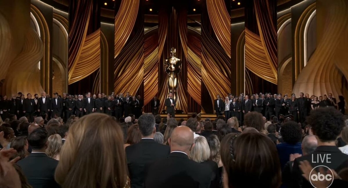 Des cinéastes sur scène aux Oscars 2024. Photo : YouTube Jimmy Kimmel Live