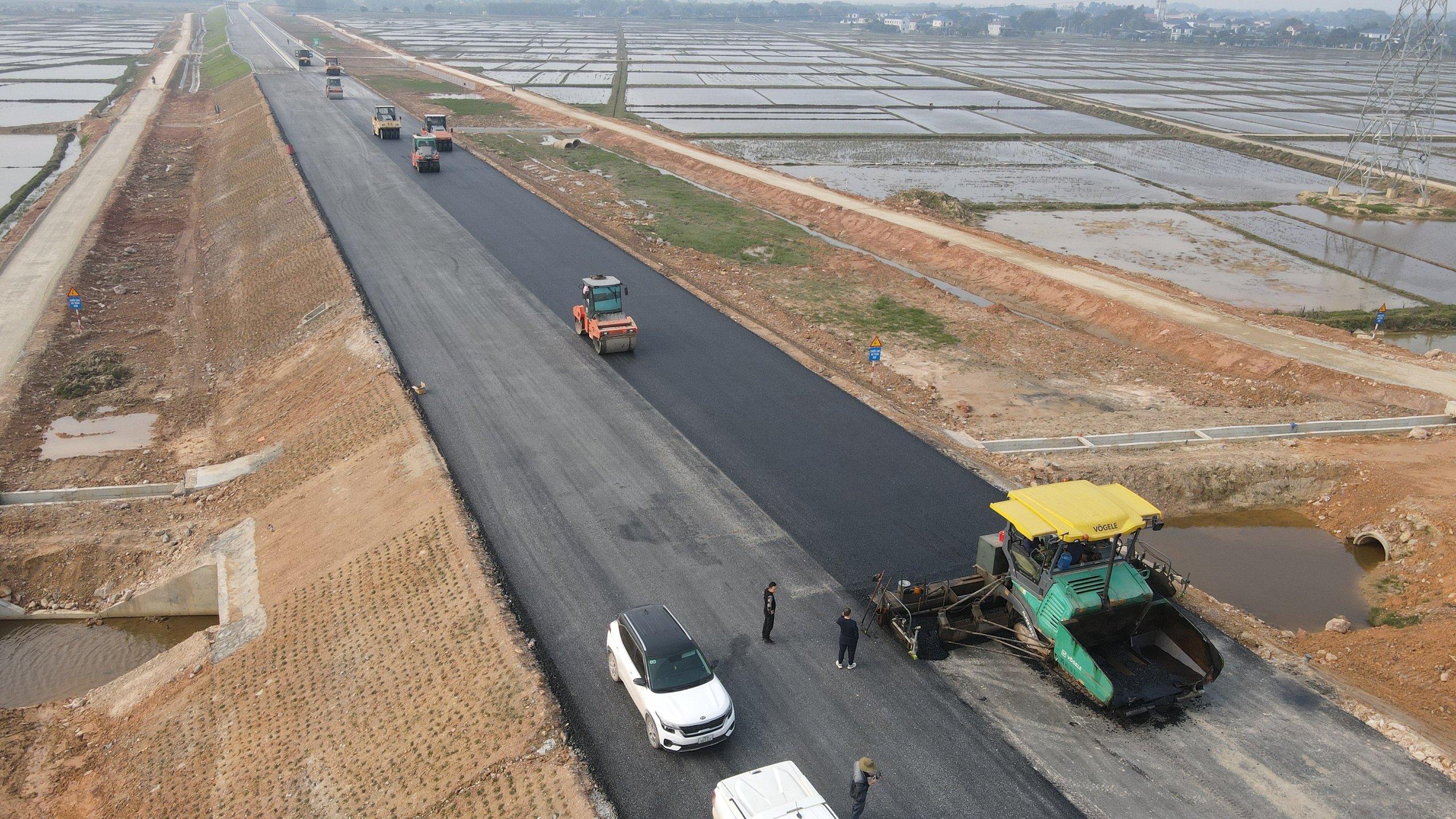 Nhộn nhịp công trường cao tốc qua Hà Tĩnh những ngày đầu năm- Ảnh 5.