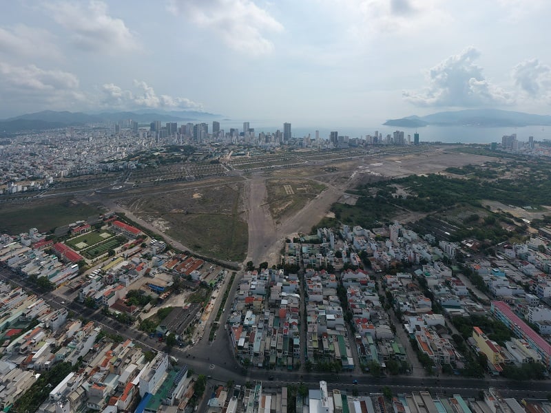 Why did Khanh Hoa cancel the decision to approve land prices at 4 projects and land plots?