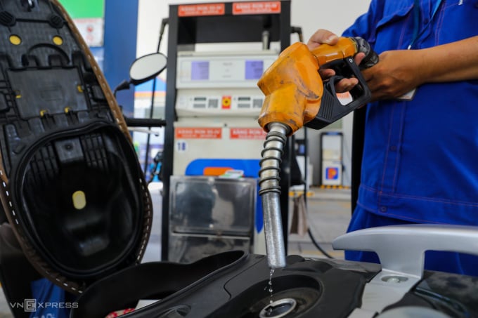 Mitarbeiter einer Tankstelle im Bezirk 1 von Ho-Chi-Minh-Stadt pumpen Benzin für Kunden. Foto: Nhu Quynh