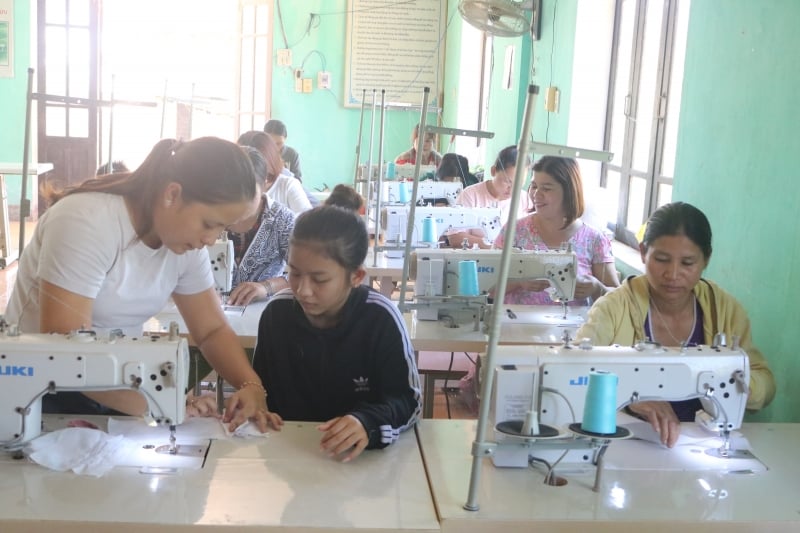 Sewing training class for workers in Huong Huu commune, Nam Dong district, Thua Thien Hue province