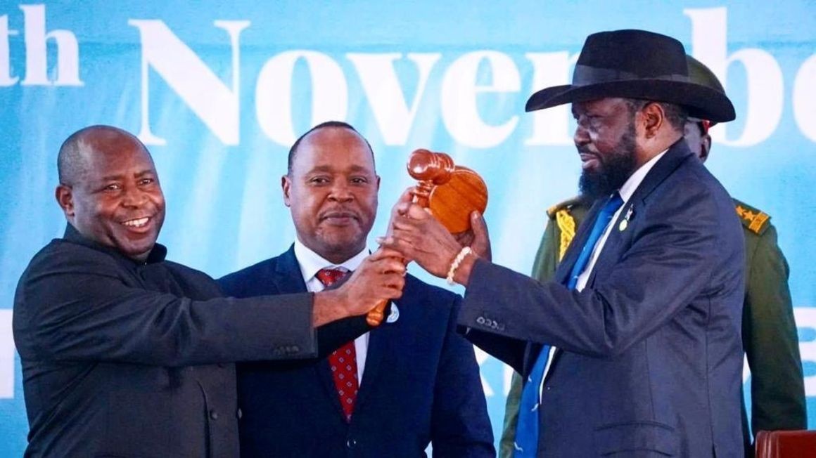 Tổng thống Burundi Evariste Ndayishimiye trao búa tòa án cho Tổng thống Nam Sudan Salva Kiir khi Chủ tịch EAC Peter Mathuki (giữa) nhìn về phía trước trong Hội nghị thượng đỉnh EAC của các nguyên thủ quốc gia ở Arush, Tanzania vào ngày 24/11. (Nguồn: East African)