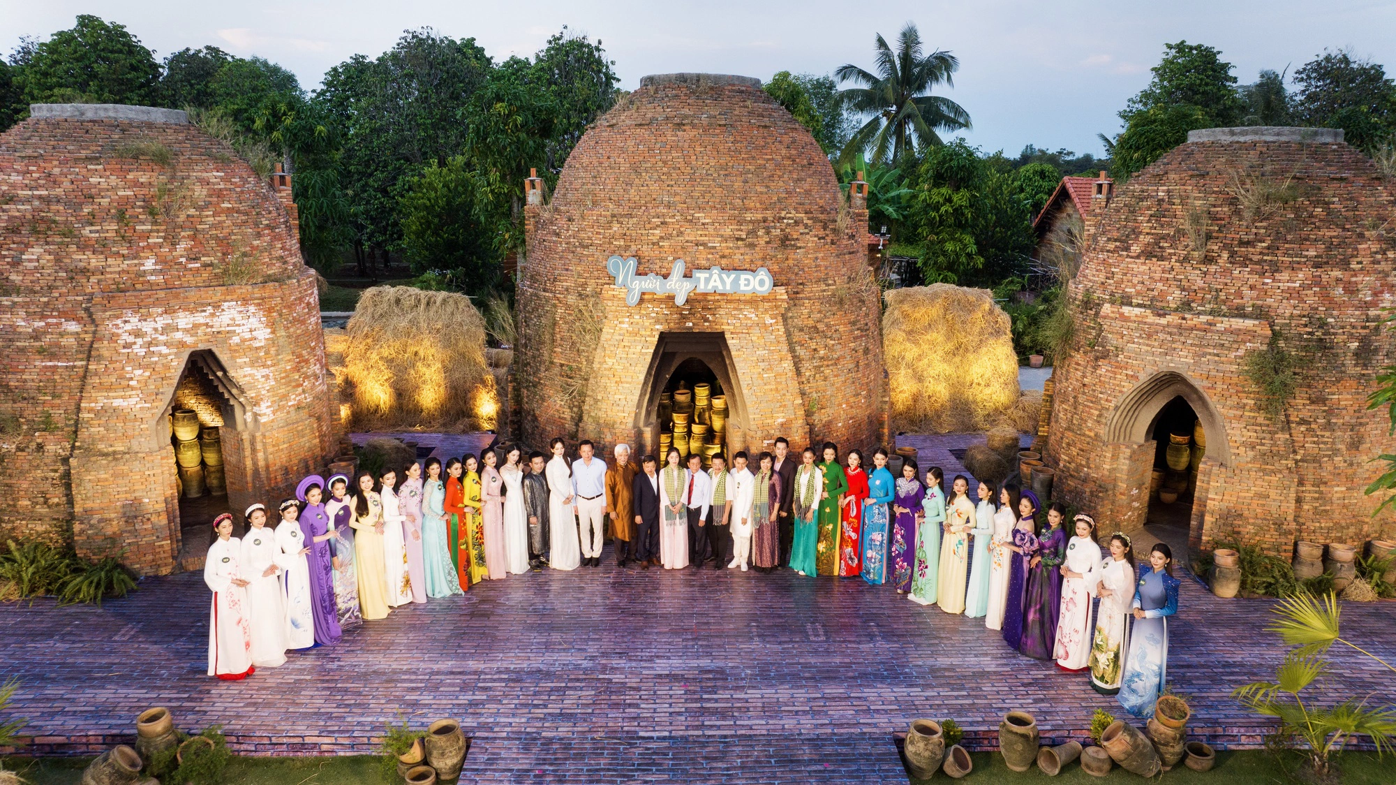 Bán kết Người đẹp Tây Đô: Thí sinh diện áo bà ba catwalk giữa đồng lúa - Ảnh 4.