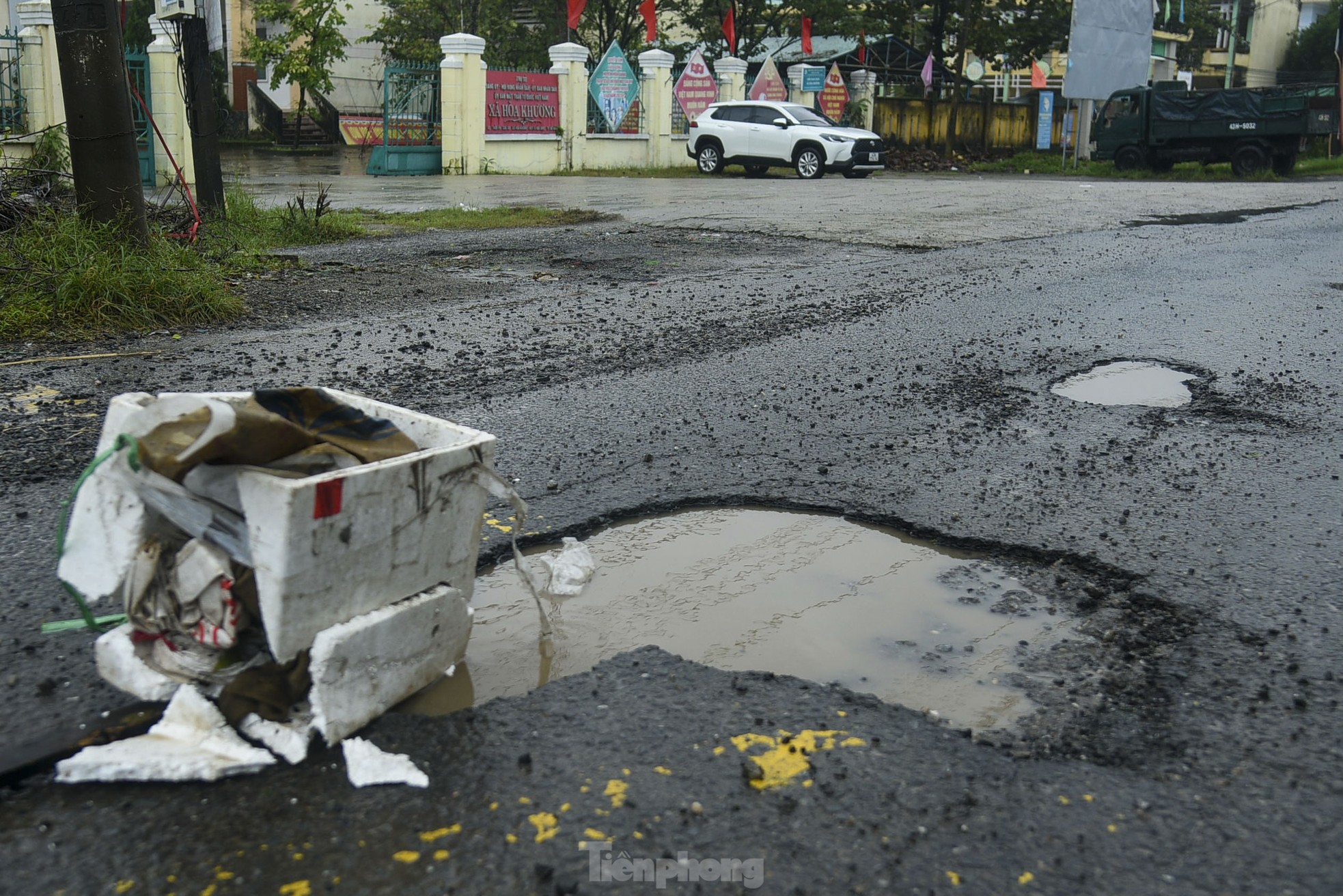 ダナンの国道14Bの路面は荒れ果て、穴だらけ。写真11