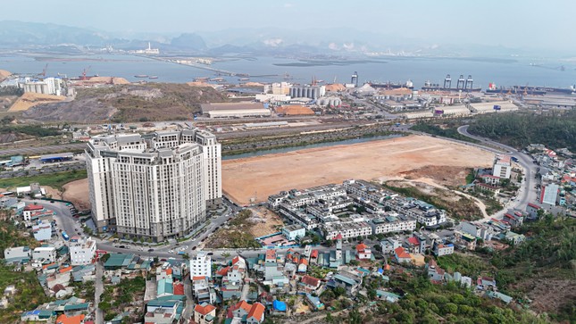 Gros plan du terrain pour construire un centre commercial de 5 200 milliards de VND à Ha Long photo 1