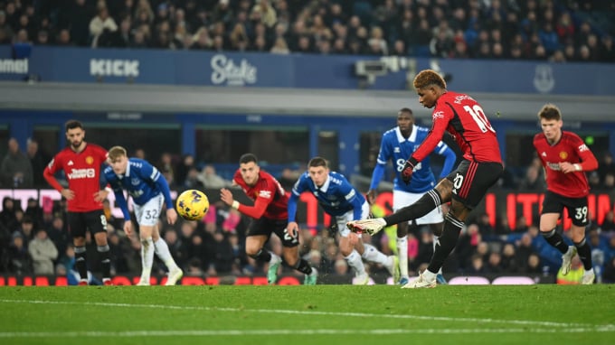 Rashford sút phạt đền trong trận Man Utd thắng Everton 3-0 ở vòng 13 Ngoại hạng Anh tối 26/11, trên sân Goodison Park. Ảnh: PA