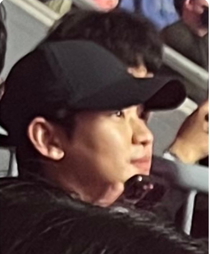 คิมซูฮยอนไปดูคอนเสิร์ตเพื่อสนับสนุนไอยู รูปภาพ: ภาพหน้าจอ