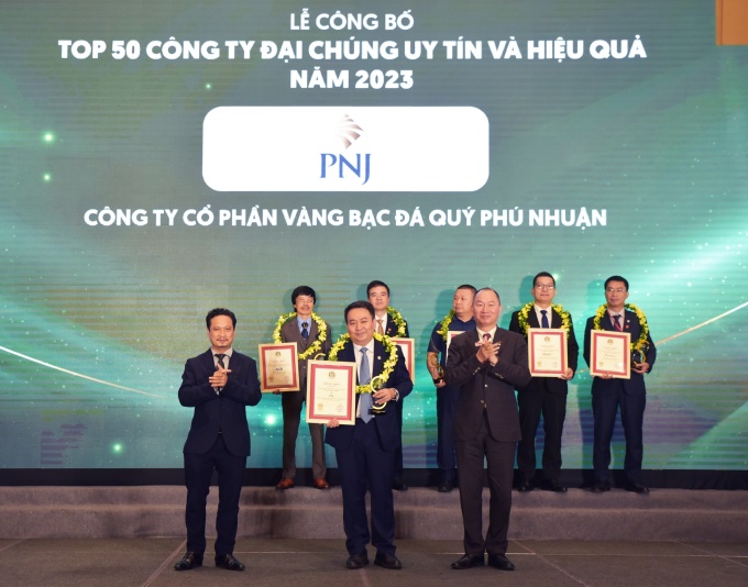 Ông Lê Trí Thông - Phó chủ tịch HĐQT kiêm tổng giám đốc PNJ - đại diện nhận chứng nhận và kỷ niệm chương VIX50, sáng 4/8. Ảnh: Đỗ Thanh