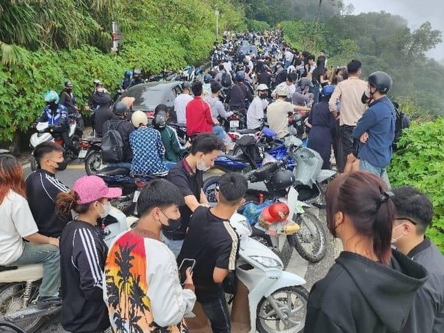 Ba Vi National Park is crowded with young people coming to 'hunt clouds' photo 3