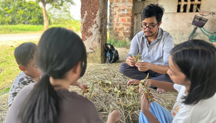 Nguyen Tan Phat turns straw into unique folk toys