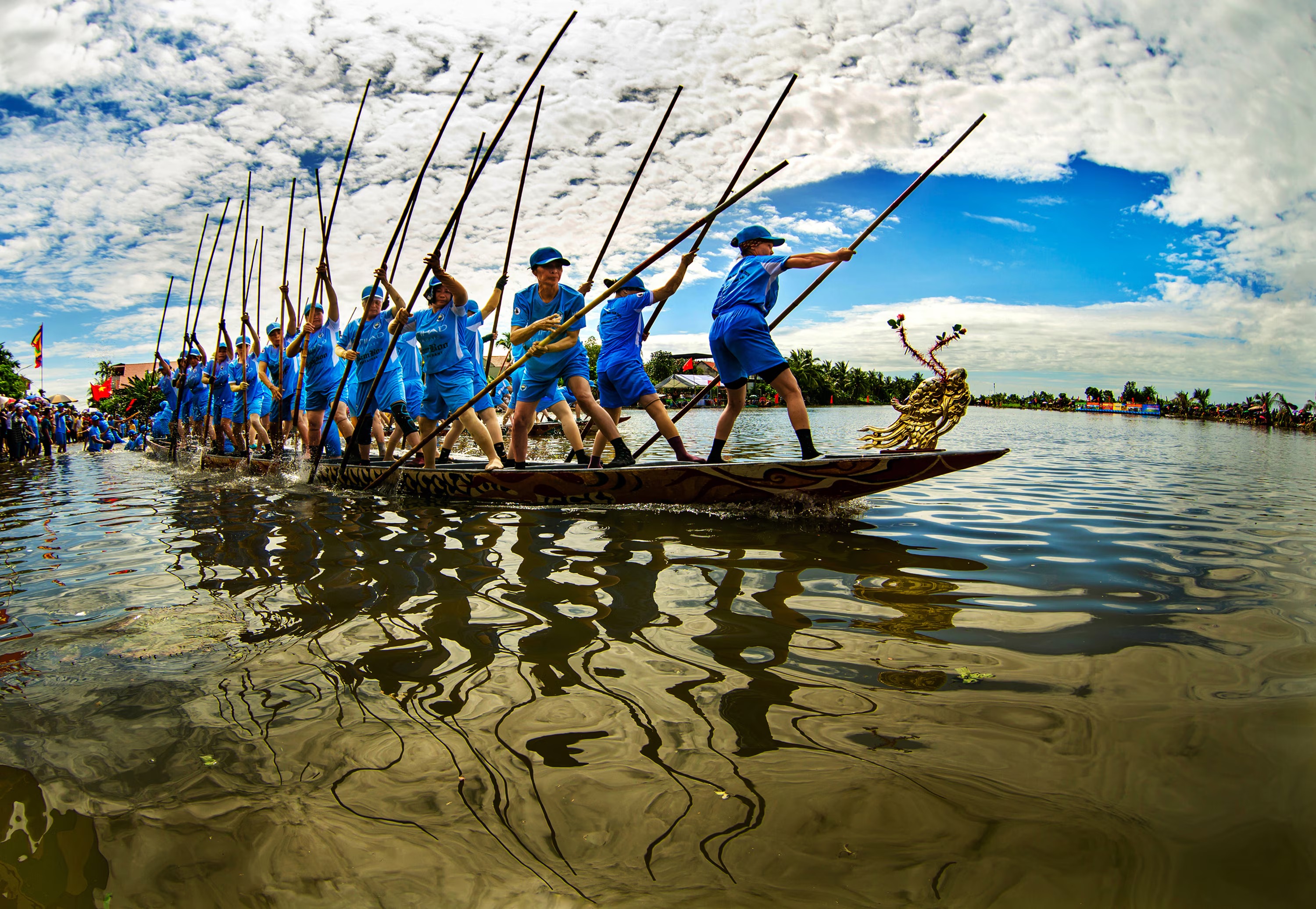 Độc đáo thi bơi sào trên đảo Hà Nam ở Quảng Ninh