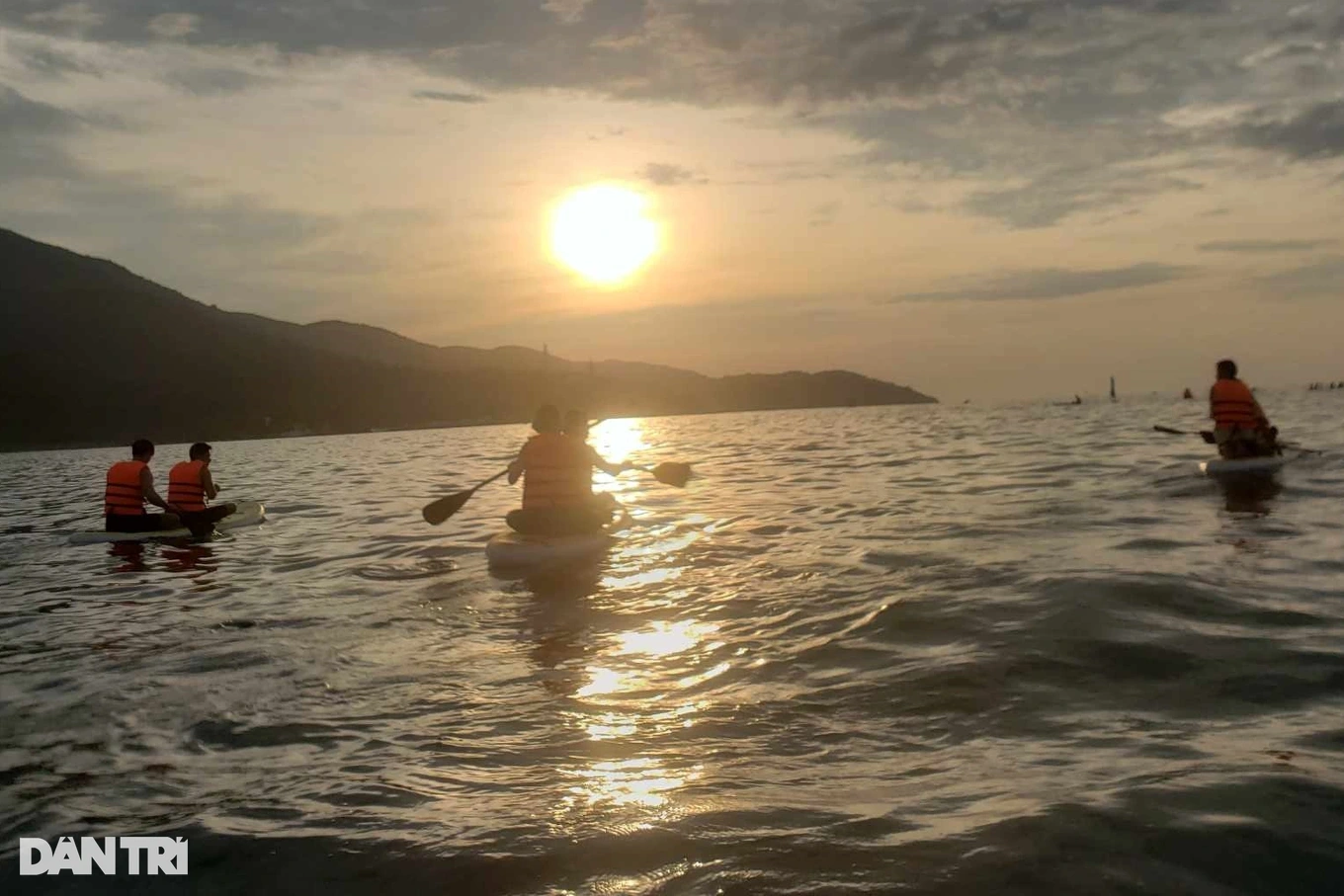 Erleben Sie SUP-Rudern, um den Sonnenaufgang am Strand in Da Nang zu beobachten