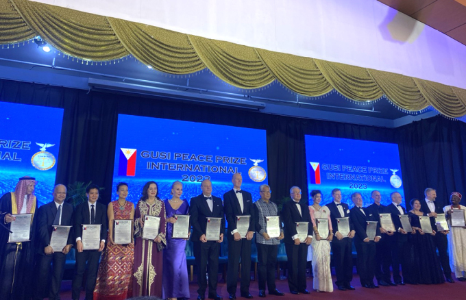 Teacher Manh (third from left) at the awards ceremony on the evening of November 29 in Manila, Philippines. Photo: Character provided