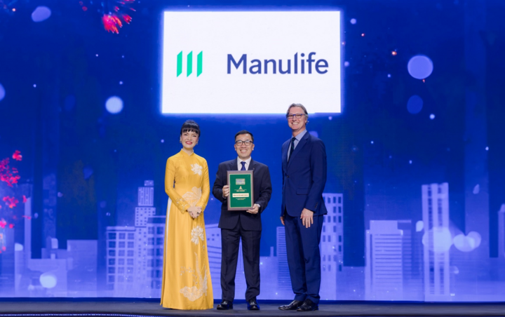 Herr Ton That Anh Vu, stellvertretender Generaldirektor der Personalabteilung von Manulife Vietnam, erhielt von einem Vertreter von Anphabe die Auszeichnung „Bester Arbeitsplatz in Vietnam 2024“. (Foto: Hai Nhu)