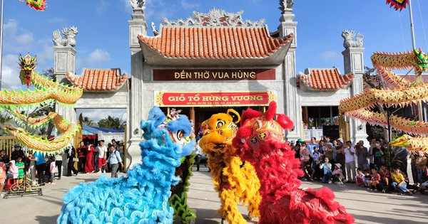 Des milliers de personnes offrent respectueusement de l'encens au temple Hung King à Ca Mau