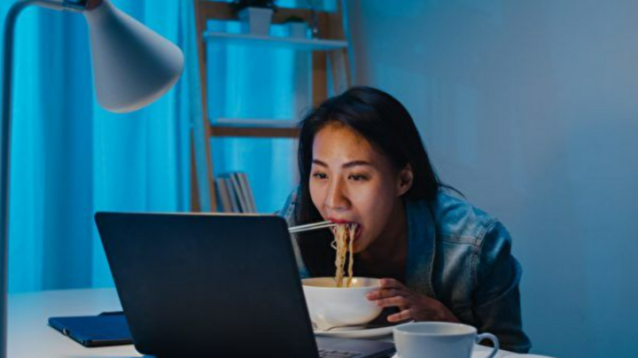 Eating late at night is a habit of many people. (Source: Epochtime)