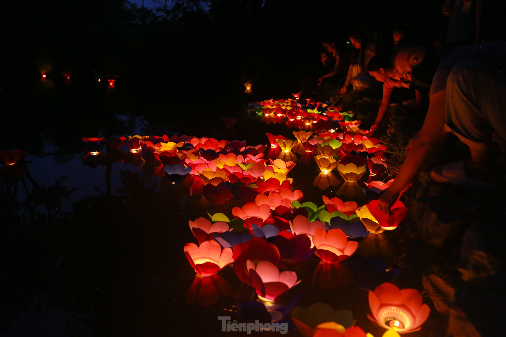 People in the capital release flower lanterns to show their gratitude during Vu Lan festival photo 25