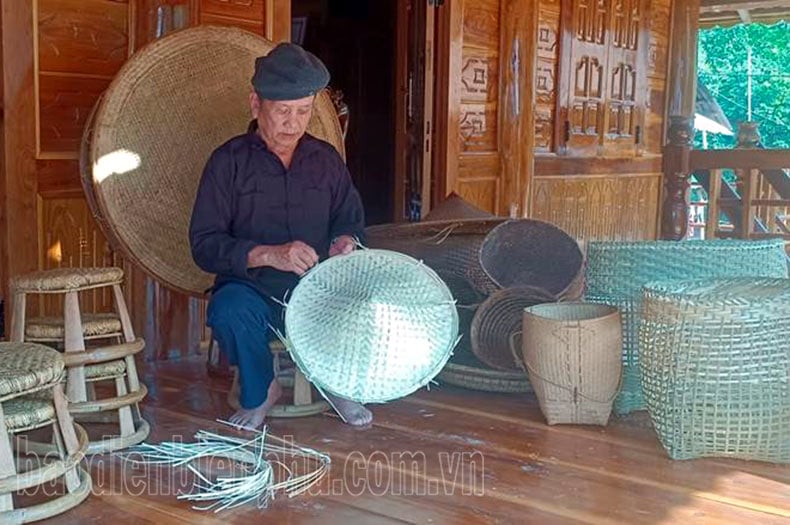 Das thailändische Volk der Cha Nua bewahrt sein traditionelles Webhandwerk