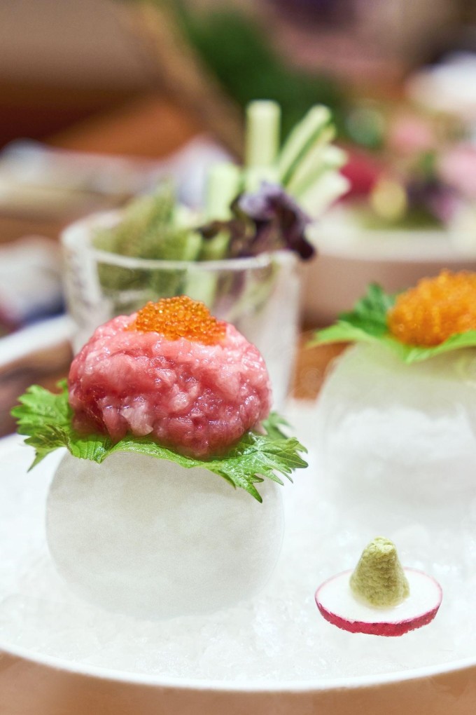 Avec Ootoro Temaki, les convives peuvent rouler leur propre riz à partir de ventre de thon, de riz japonais, d'algues et d'œufs de poisson volant. Photo : Sushi Hokkaido Sachi