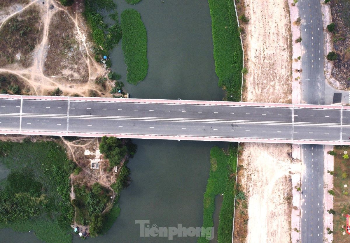 Close-up of Thi Tinh River overpass in Binh Duong about to open to traffic photo 5