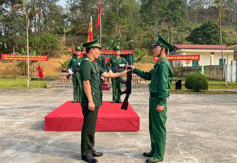 Realizando la ceremonia de entrega de armas a los nuevos soldados..jpg