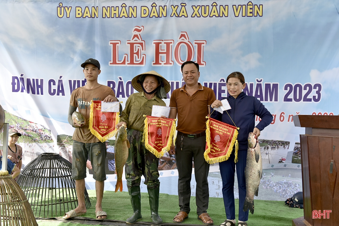 수천 명의 사람들이 Vuc Rao 낚시 축제에 열렬히 참여합니다.