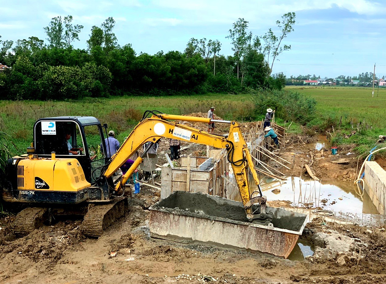 Due to difficulties in exploiting land funds, district and commune levels do not have revenue sources to handle outstanding debts for basic construction in the New Rural Program. Photo: MAI LINH