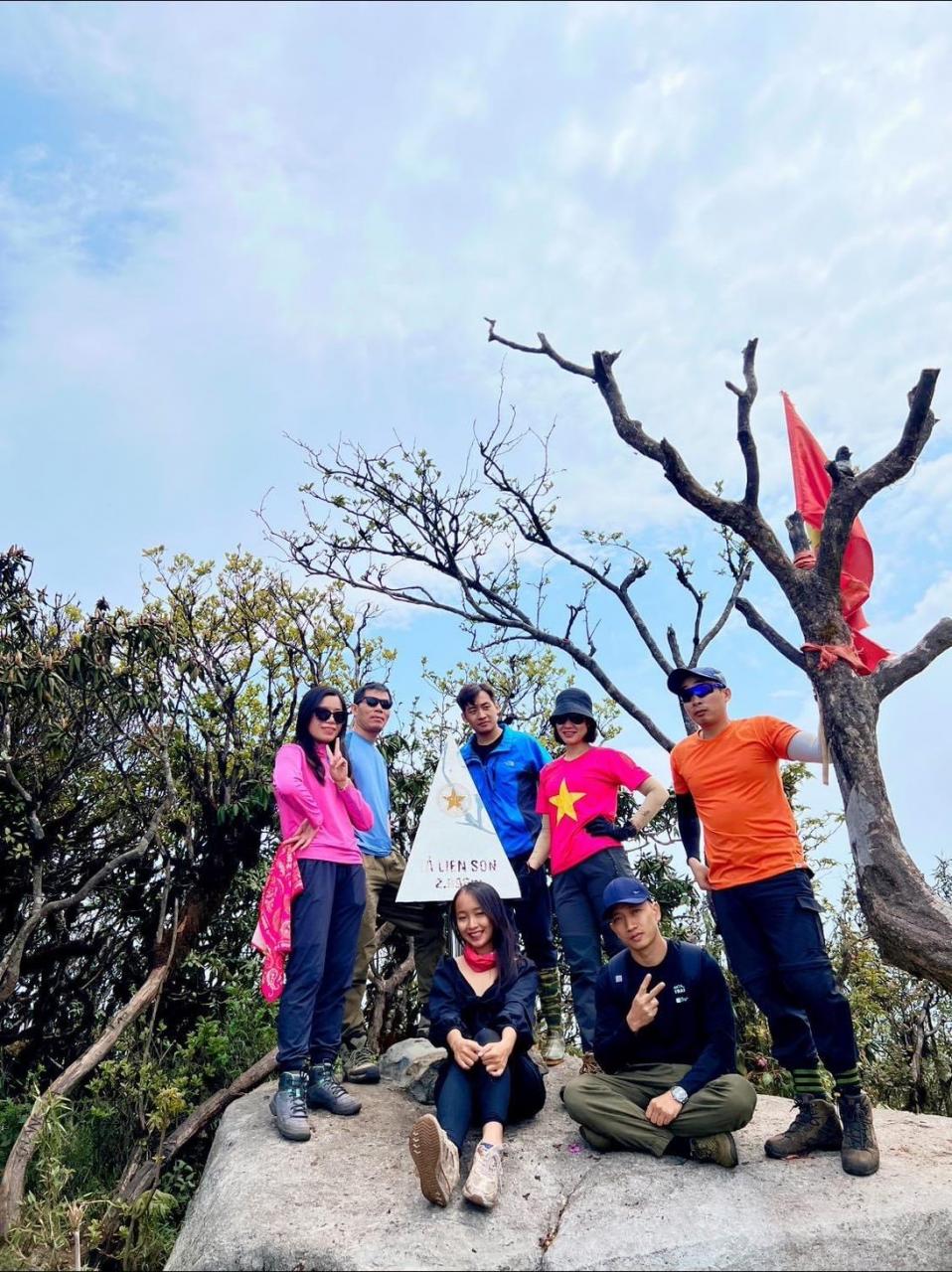 Young girl conquers Ta Lien Son peak at 2,996 m high in Lai Chau.