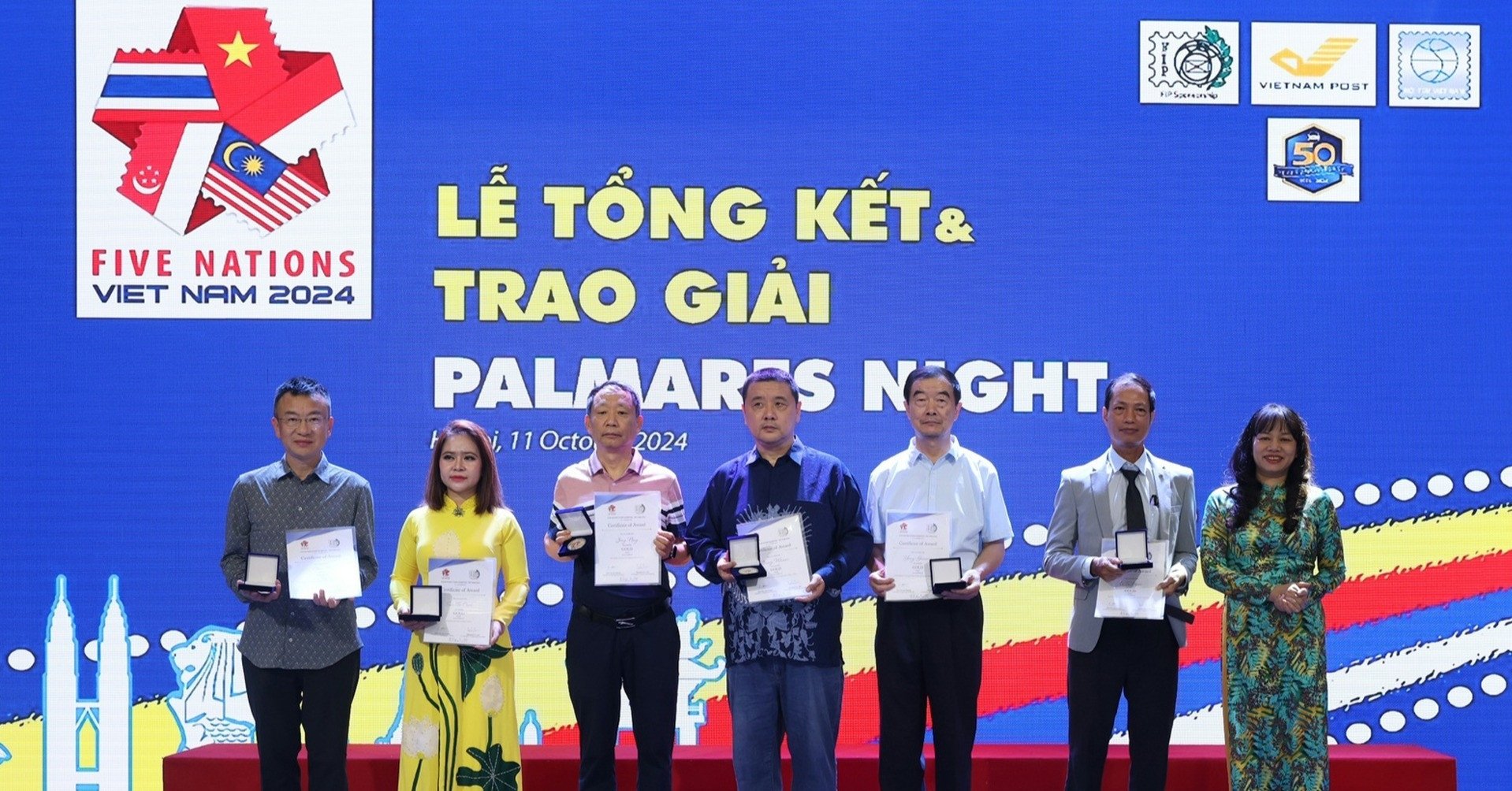 Tres coleccionistas vietnamitas ganaron el premio de oro en la exposición de sellos postales de la ASEAN