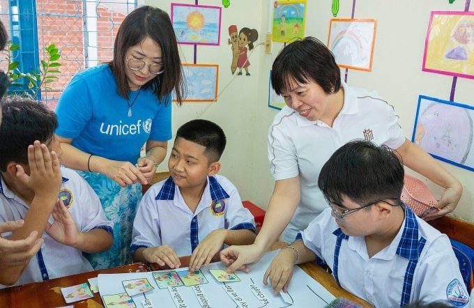 អ្នកតំណាងរបស់ UNICEF និង Masterise បានចូលរួមថ្នាក់ក្រោមគម្រោង Innovation for Children ក្នុងអំឡុងពេលធ្វើដំណើរទៅកាន់ Soc Trang ក្នុងខែវិច្ឆិកា ឆ្នាំ 2023។