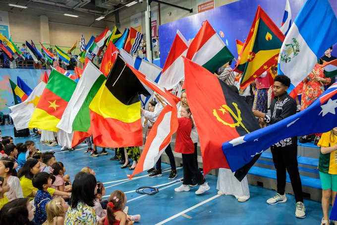国連国際デーに学校で過ごすハノイのUNISの学生たち。写真：ハノイ大学国際関係学院