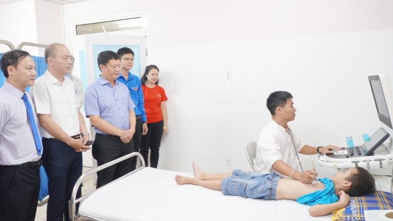 Detección de cardiopatías congénitas en niños menores de 16 años en circunstancias difíciles en Thua Thien Hue