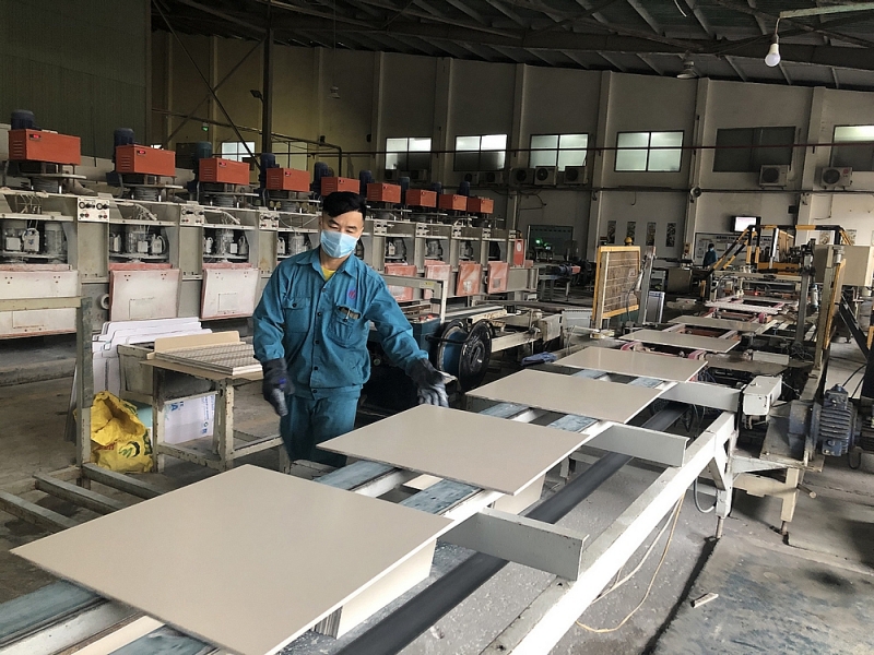 国内には83のタイル工場があり、稼働率は全体の半分強となっている。